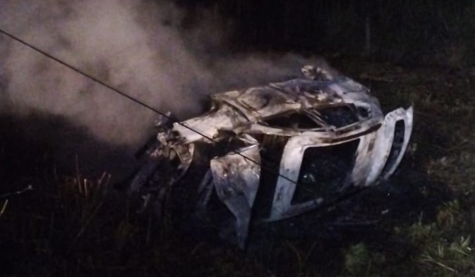 Motorista fica ferido após automóvel colidir contra poste e pegar fogo
