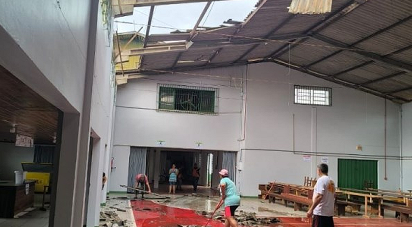 Fortes ventos causam destelhamentos