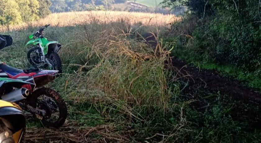 Piloto de moto de trilha é socorrido pelos Bombeiros após acidente no interior