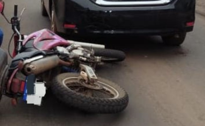 Colisão entre carro e motocicleta deixa jovem ferido no Centro