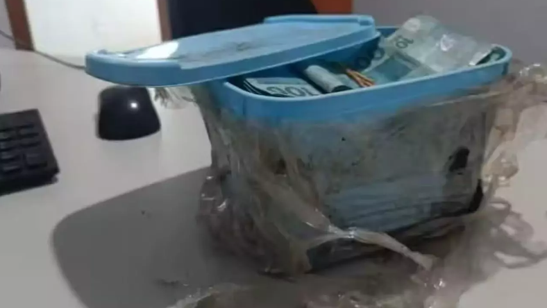 Dá para acreditar? Aposentado acha R$ 60 mil enterrados no jardim de casa