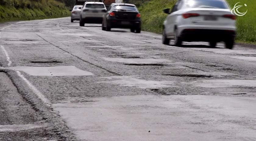 Situação extrema leva prefeitos a realizar tapa-buracos na BR-163 entre SMOeste e Dionísio Cerqueira