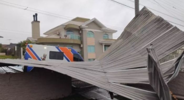 Temporais no Oeste de SC causam uma morte e destruição