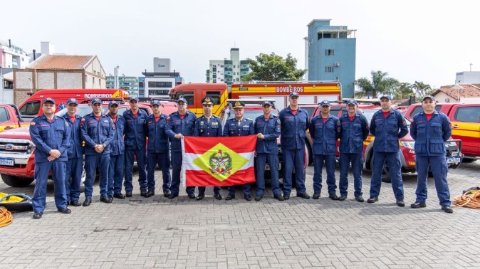 Nova equipe de bombeiros de SC viaja para combater incêndios no Centro-Oeste do Brasil