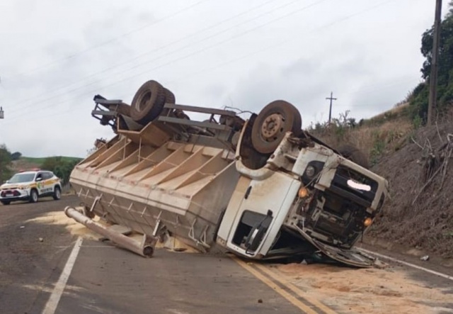 Motorista morre após caminhão capotar em acidente na SC-159