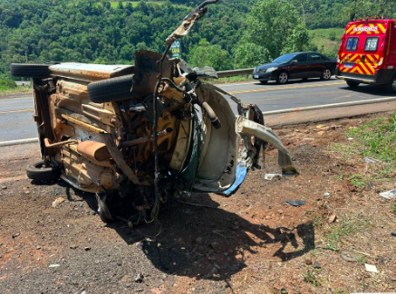 Motorista morre em batida frontal entre carro e carreta na SC-157
