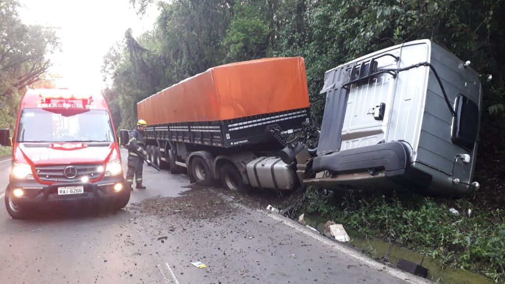 Motorista de carreta sofre suspeita de fratura após acidente na BR 282