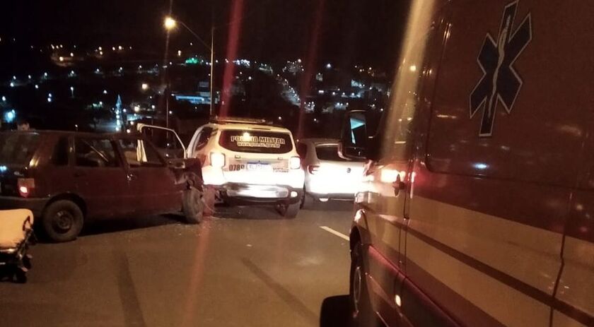 Homem fica ferido ao colidir veículo contra viatura da Polícia Militar