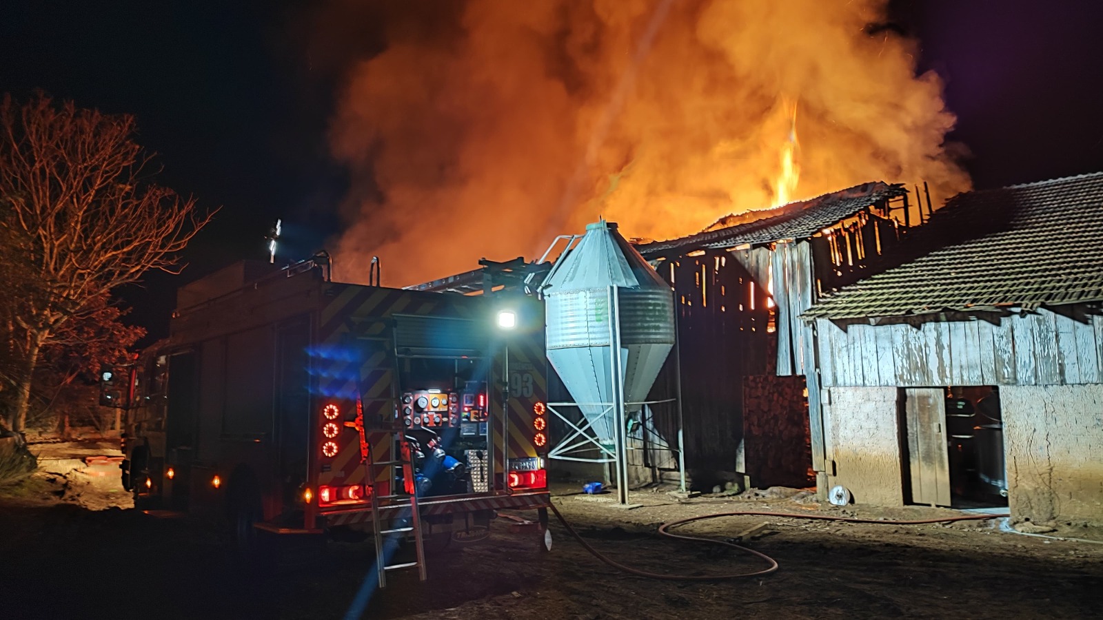 Incêndio em galpão na comunidade São Pedro Tobias resulta em prejuízo de 500 mil