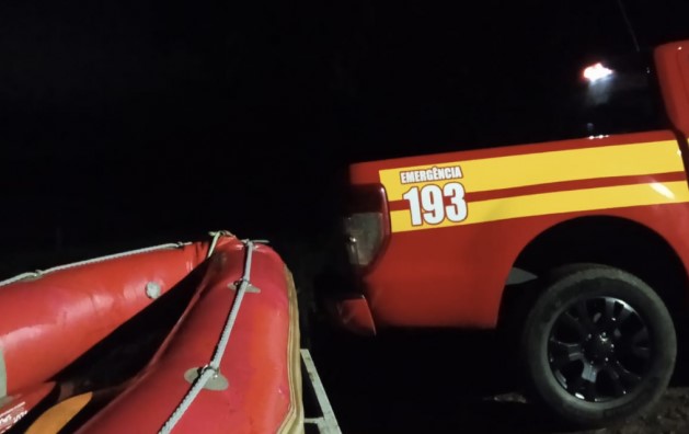 Casal é resgatado após ficar ilhado no antigo ponto da balsa no Rio Uruguai
