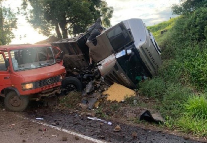 Colisão entre veículos de carga deixa duas vítimas na SC-161