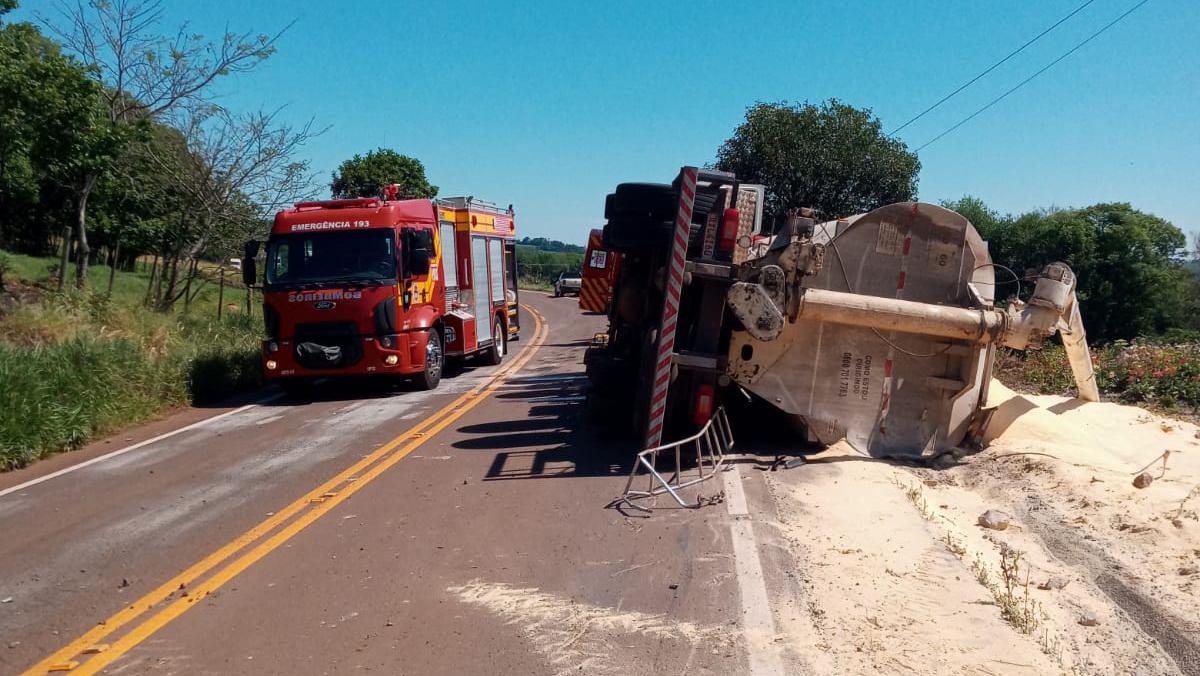 Caminhão sai da pista e tomba na SC 386