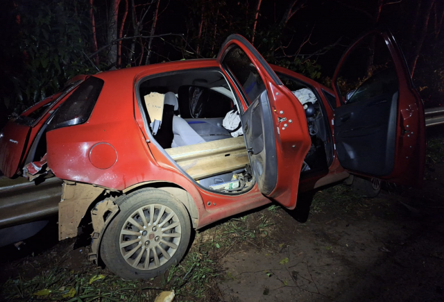 Saída de pista seguida de choque em árvore deixa carro destruído na SC-386, em Mondaí