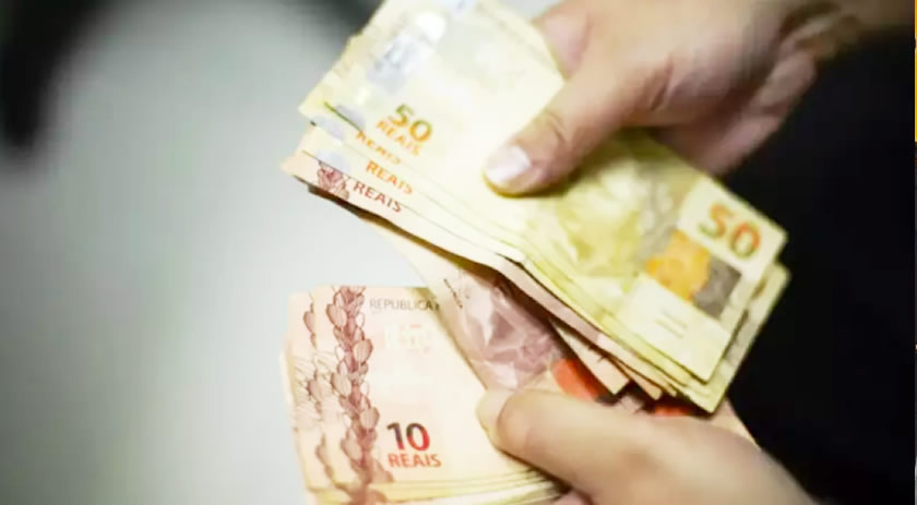 Catarinense paga em média R$ 437,00 por mês em empréstimos