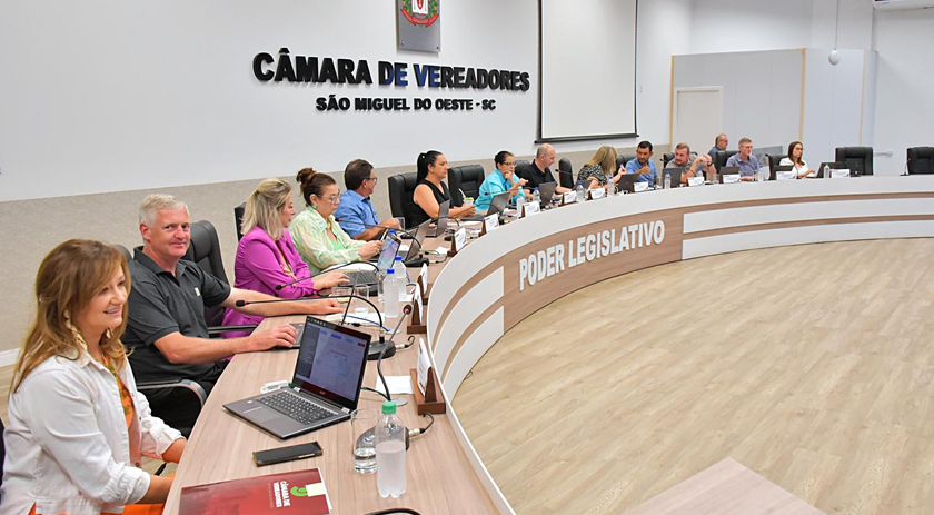 Vereadores aprovam doação de veículos à Polícia Civil e Corpo de Bombeiros e recebimento de área de terras