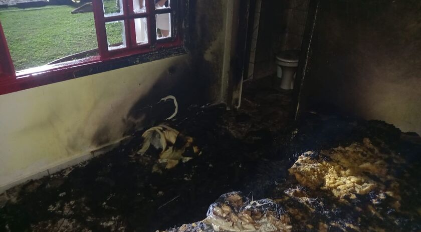 Incêndio causa prejuízos em residência durante a noite
