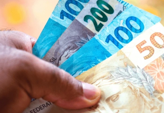 Segunda parcela do 13º salário deve ser antecipada para 19 de dezembro; entenda