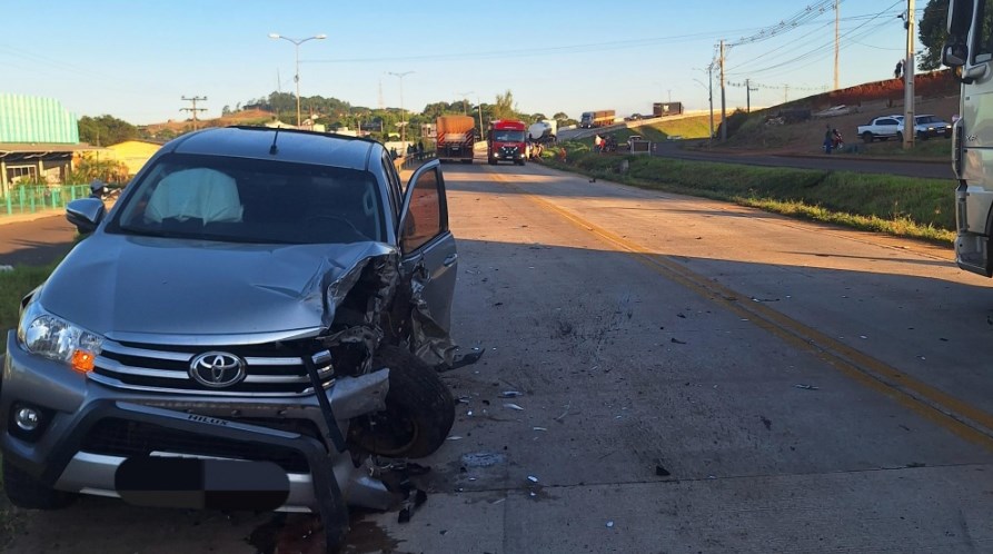 Colisão frontal entre caminhonetes deixa um ferido na BR-163