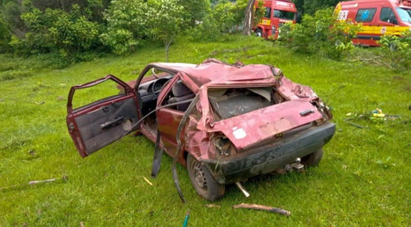 Jovem de 18 anos fica ferido em saída de pista seguida de capotamento