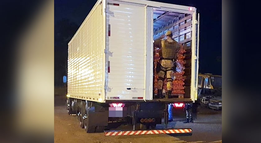 Polícia Militar apreende 14 mil quilos de cebola na fronteira