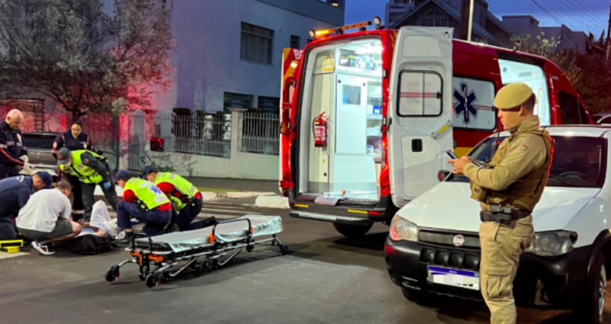 Ciclista fica ferido após colisão com carro no centro