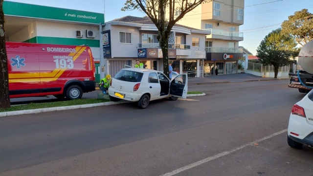 Idoso fica gravemente ferido em colisão com árvore no centro