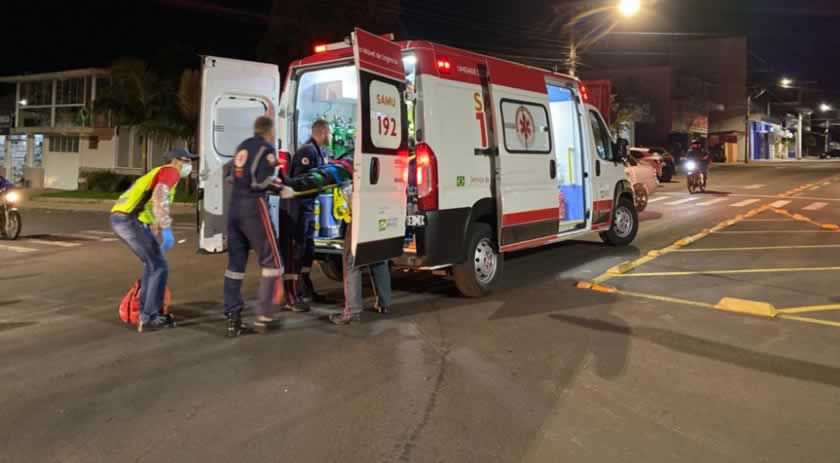 Câmera registra momento em que homem é atropelado no centro; Vítima foi socorrida em estado grave