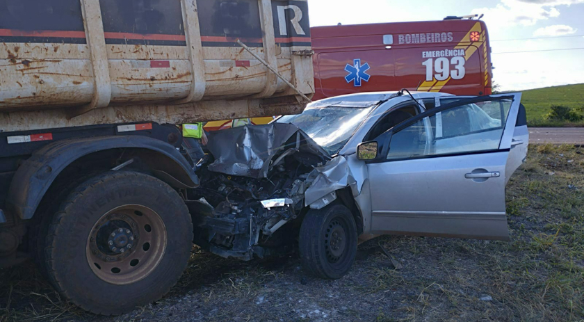 Carro colide na traseira de caminhão e deixa quatro pessoas feridas no trecho que liga Palma Sola e Anchieta