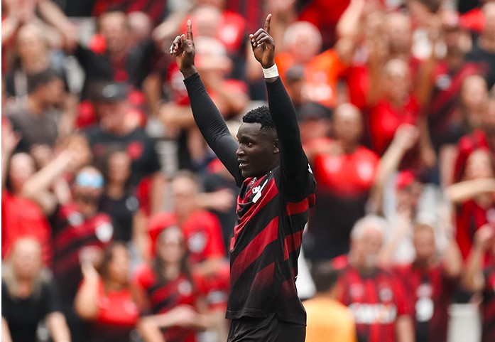 Athletico vence a Chapecoense, entra no G5 do Brasileirão e amplia invencibilidade em casa