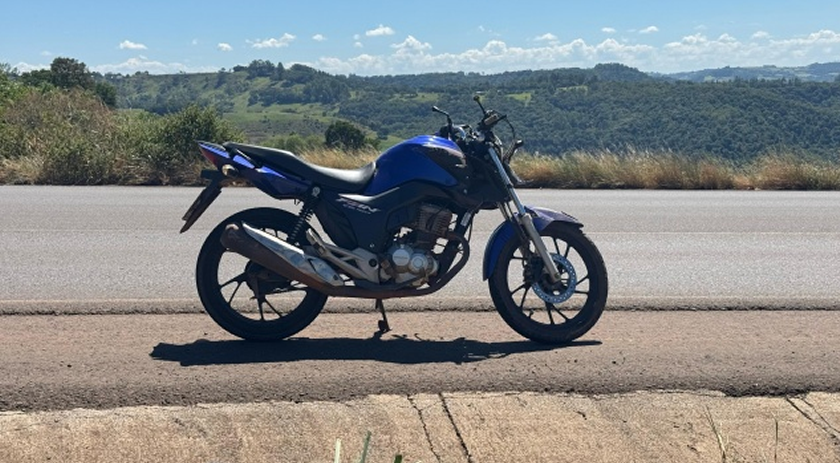 Motociclista fica ferido após colidir na traseira de caminhão da prefeitura