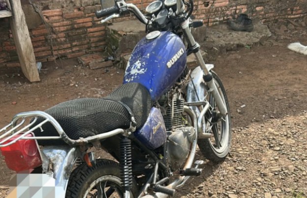 Motocicleta furtada há cerca de um ano é encontrada abandonada em mata