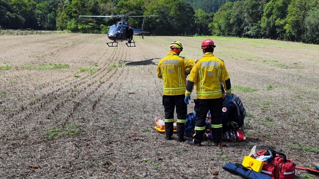 Homem de 62 anos sofre fratura exposta após queda de árvore