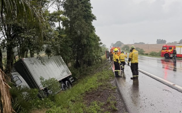Caminhão do Exército sai da pista e tomba na BR-282