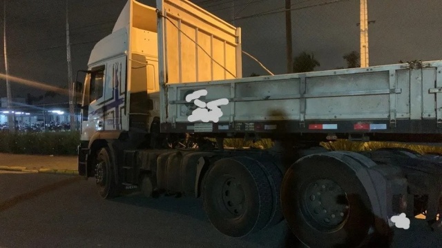 Pai empurra carrinho de bebê para salvar filha, mas morre atropelado por caminhão