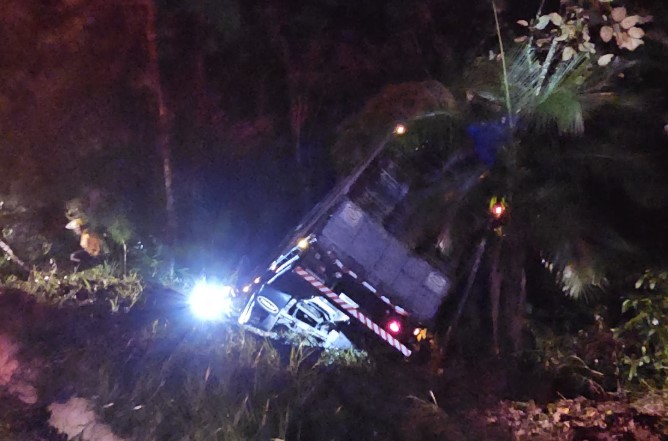 Motorista fica preso nas ferragens após caminhão sair da pista na BR-282