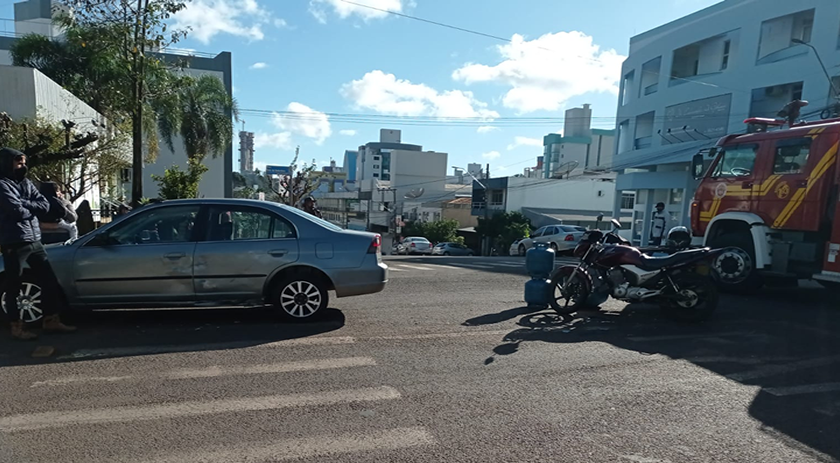 Colisão entre carro e moto deixa motociclista ferido no centro
