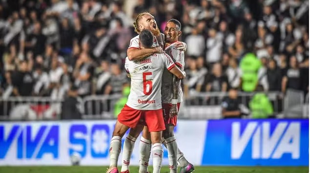 Bragantino supera o Vasco em São Januário e dorme líder do Brasileirão