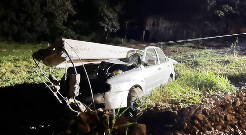 Condutor de automóvel bate em poste e deixa três feridos