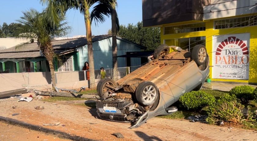 Caminhão desgovernado atinge veículo e derruba poste de luz