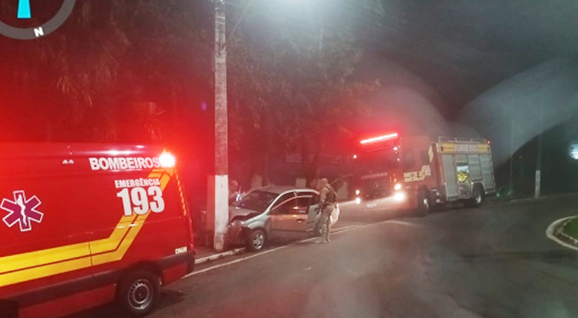 Carro colide contra poste; motorista recusa atendimento