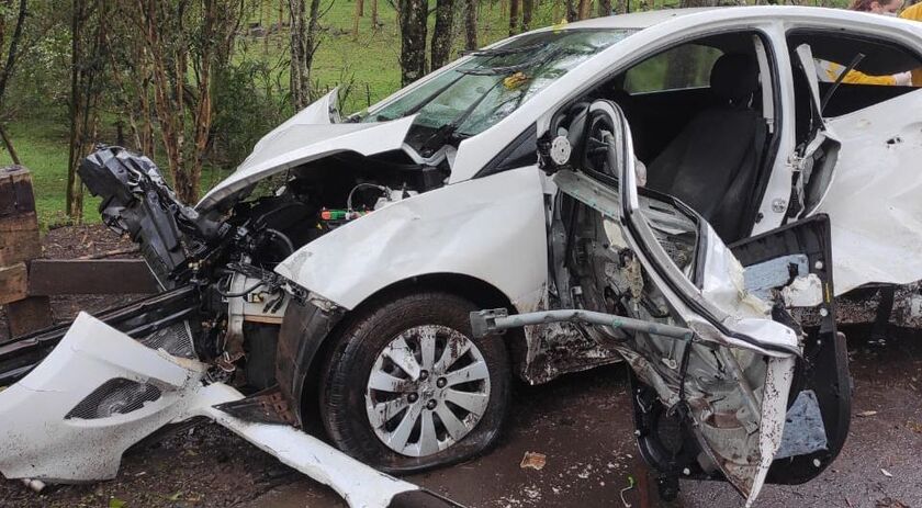 Mulher morre após veículo sair da pista e se chocar contra cercado e árvore