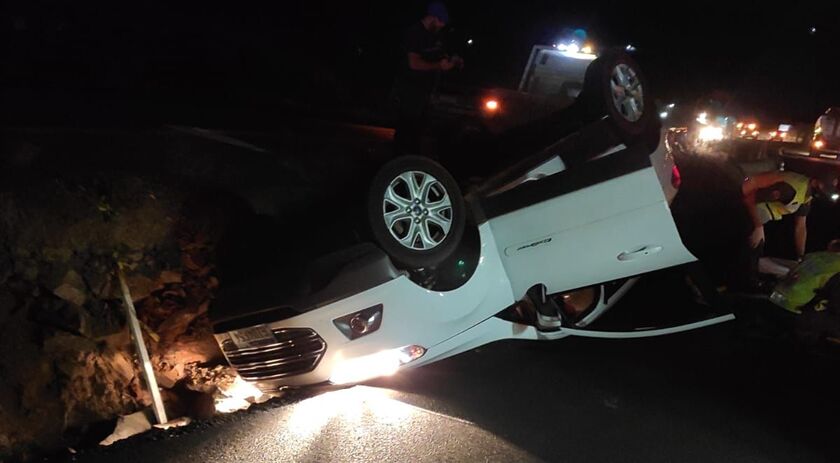 Motorista com sinais de embriaguez é socorrido após capotar veículo em Palmitos