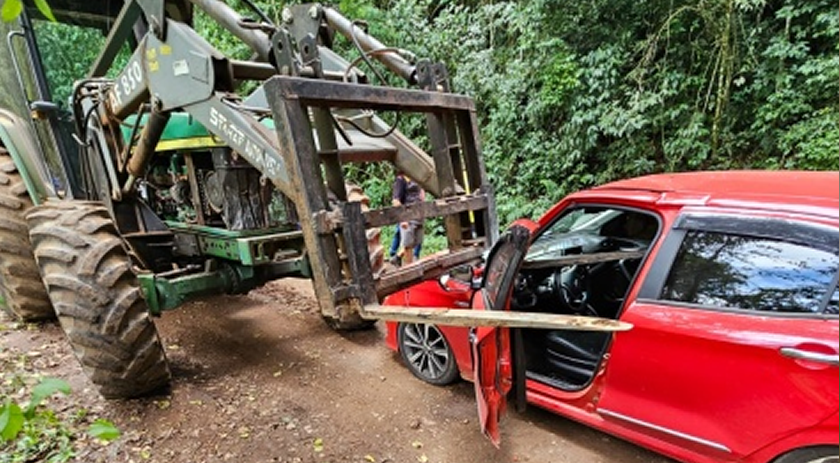 Grávida de seis meses fica ferida em colisão entre carro e trator agrícola
