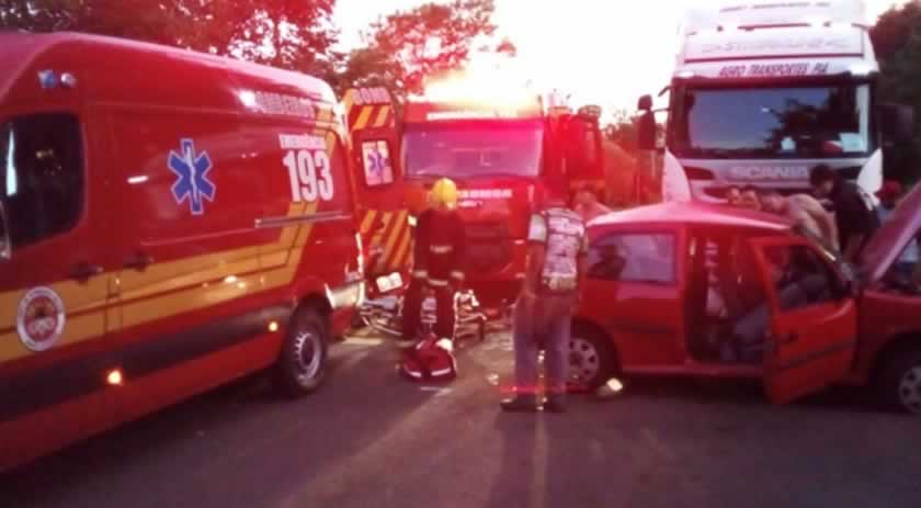 Motorista fica ferida após colisão entre carro e carreta na SC 496