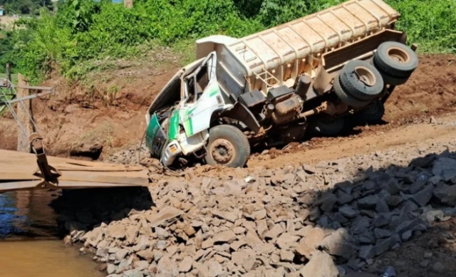 Homem morre atropelado por caminhão na balsa entre Rodeio Bonito e Ametista do Sul