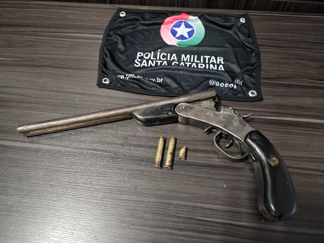 Após denúncias relatando disparos, homem é preso porte ilegal de arma de fogo