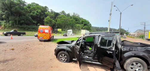 Idosa fica ferida em colisão entre veículos na BR-282