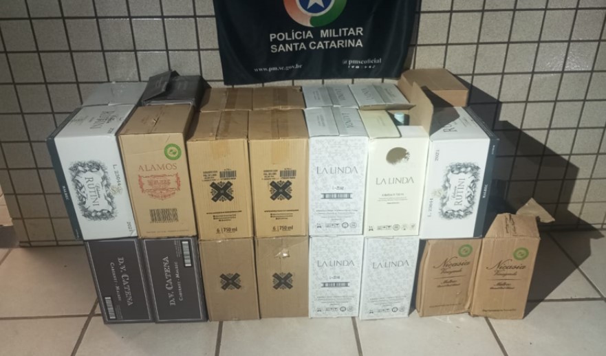 Homem de 63 anos é flagrado com 180 garrafas de vinhos descaminhados