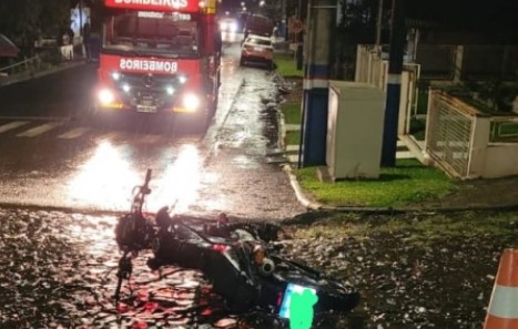Colisão entre carro e motocicleta deixa mulher gravemente ferida