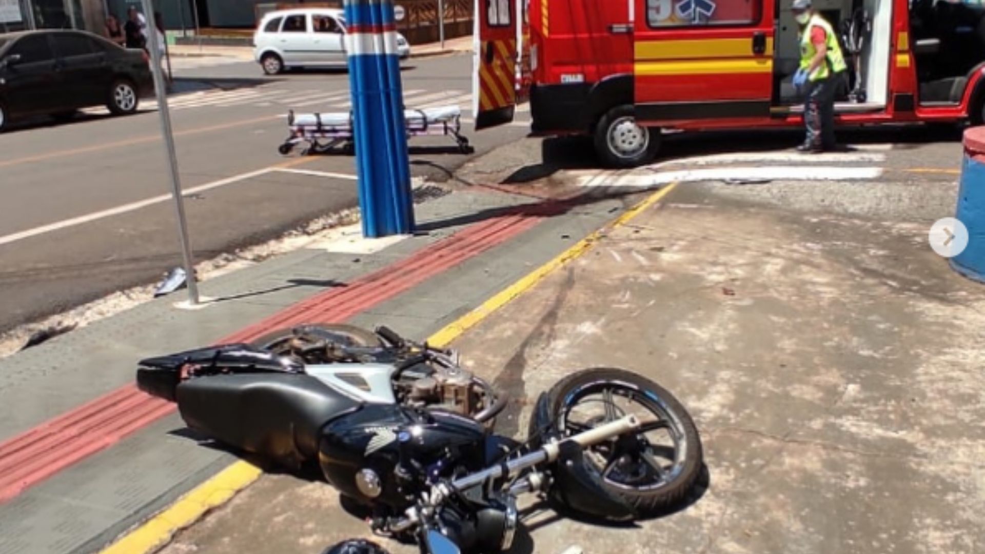 Colisão entre carro e moto deixa motociclista ferido na Rua Duque de Caxias